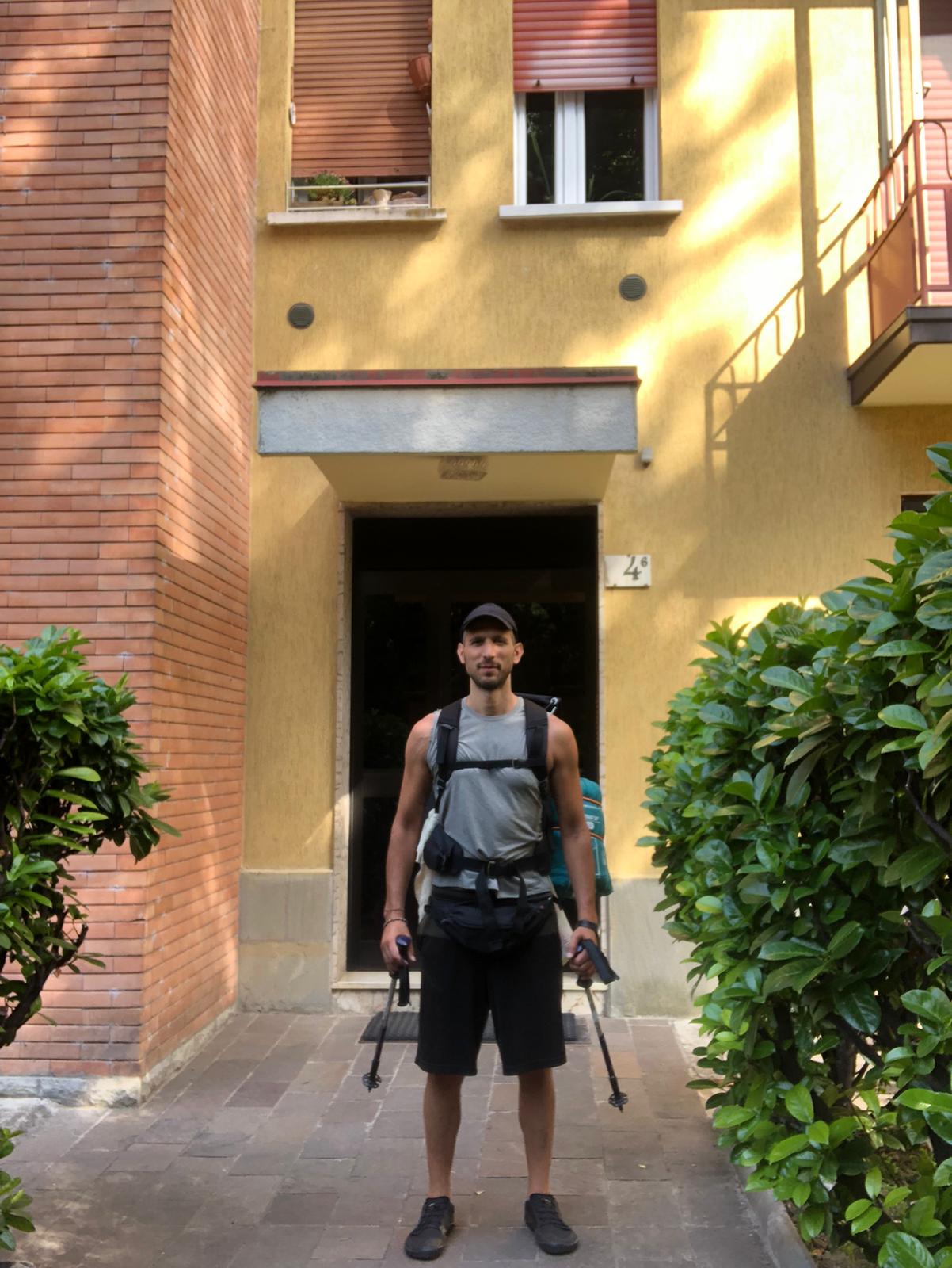 Alberto Megale La partenza per il Cammino di Santiago di CompostelaO