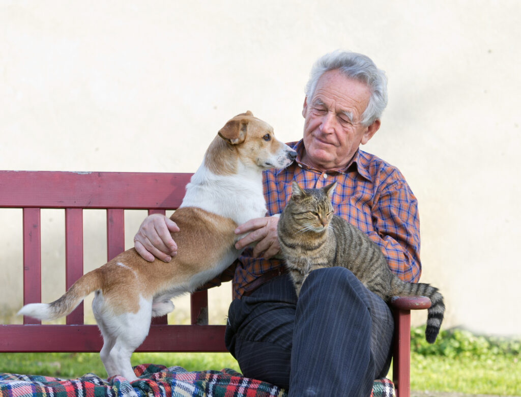 anziano con cane e gatto